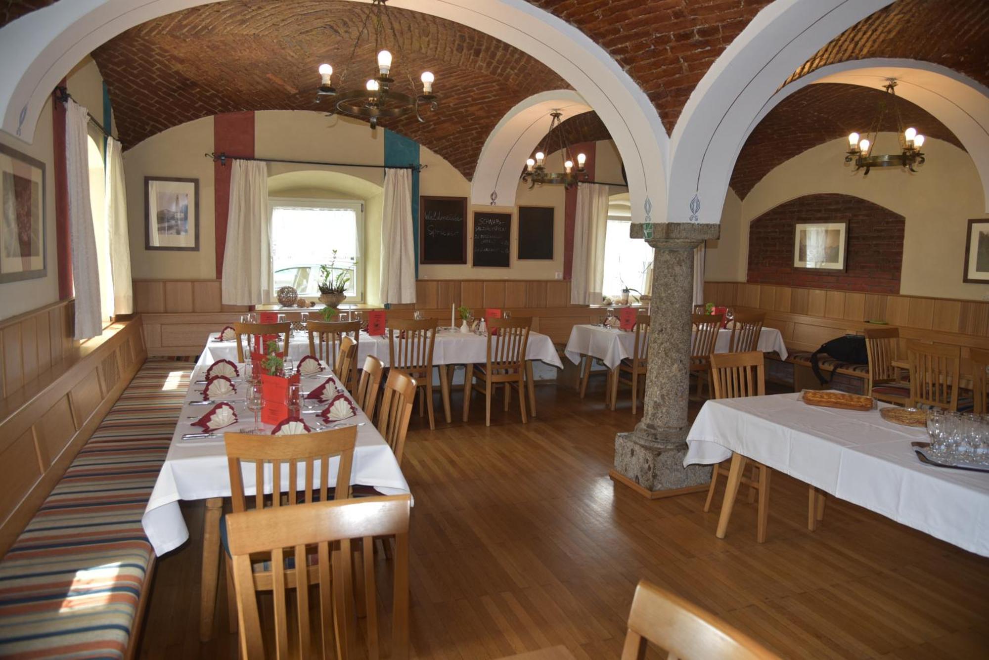 Stiftsgasthof Hochburg Ngoại thất bức ảnh