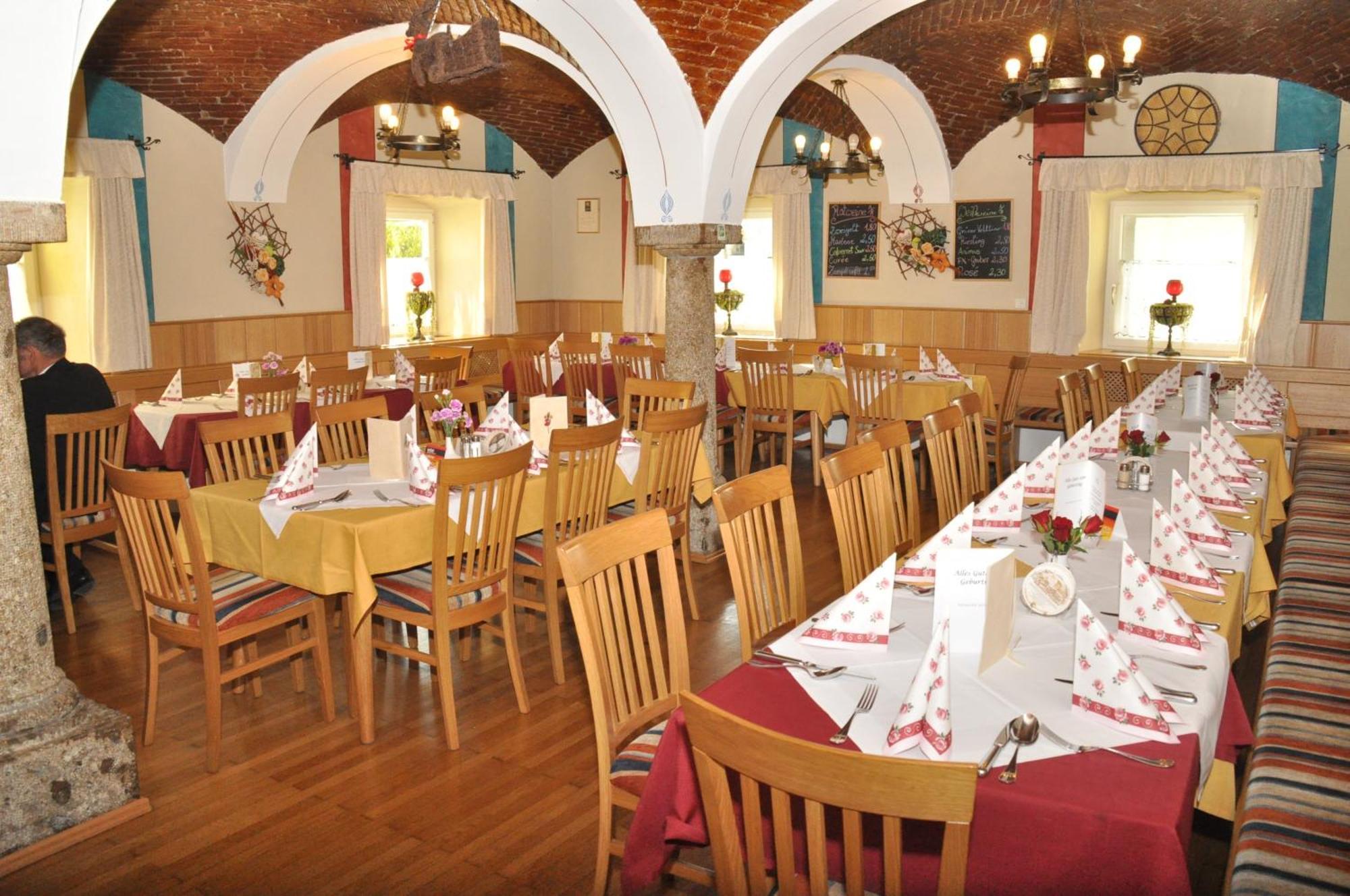 Stiftsgasthof Hochburg Ngoại thất bức ảnh