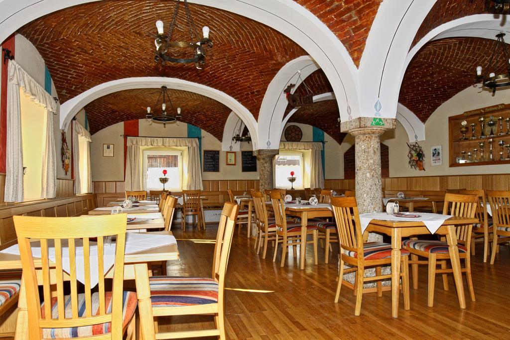 Stiftsgasthof Hochburg Ngoại thất bức ảnh