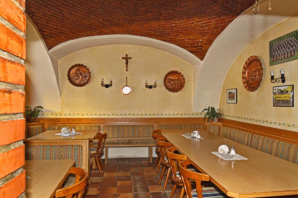 Stiftsgasthof Hochburg Ngoại thất bức ảnh